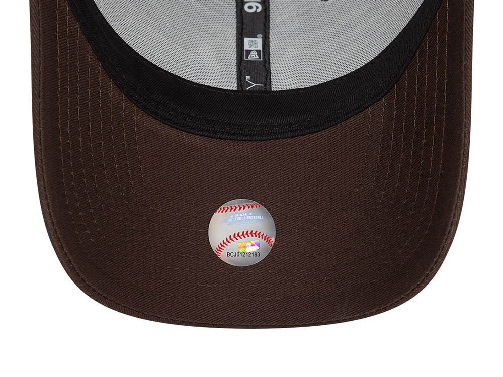 New Era New York Yankees League Essential Dark Brown 9Forty Strapback Cap
