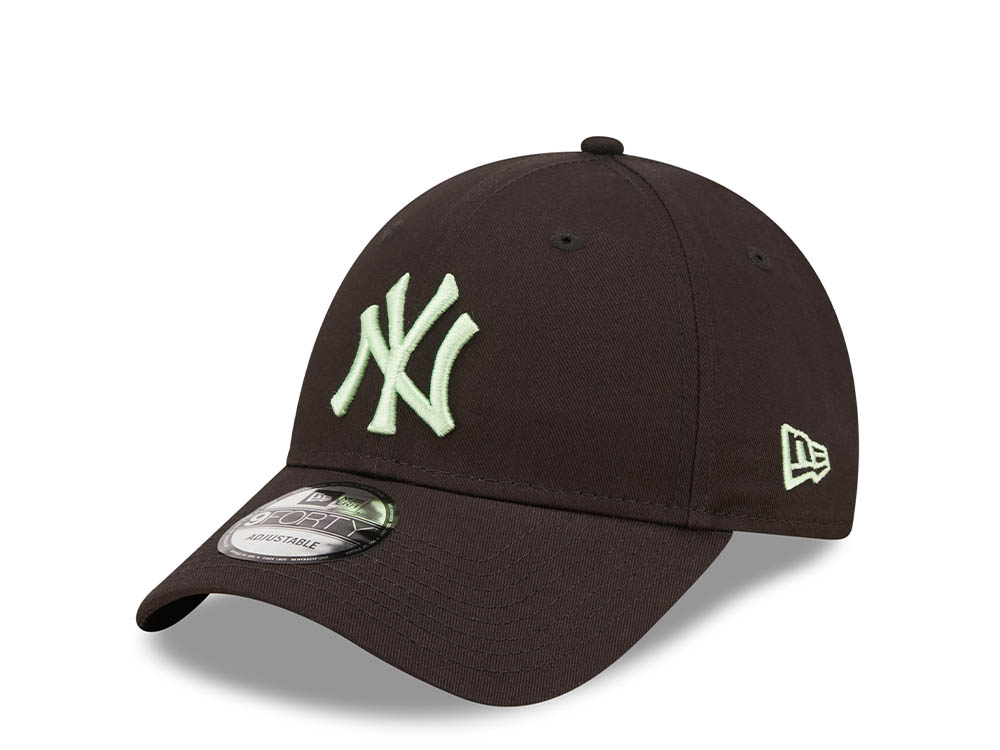 New Era New York Yankees League Essential Black 9Forty Strapback Cap